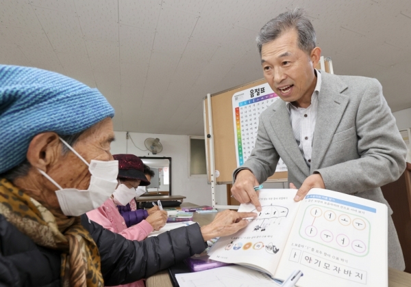 이강옥(66) 이장이 양평군 지평면 옥현1리 경로당에 마련된 '광양 행복학교'에서 마을 최고령인 최산옥(93)학생과 한글 공부를 하고 있다. 이 이장은 서울에서 교직 생활을 마치고 아버지 고향인 옥현리에 귀향해 어르신들과 다문화 이주여성들에게 한글을 가르치고 있다. /김철빈 기자