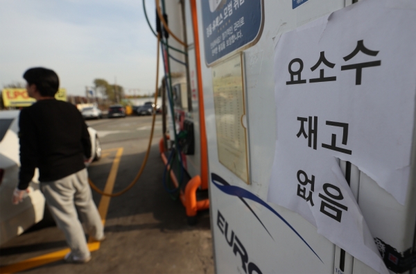 요소수 품귀 현상이 장기화되고 있는 가운데 15일 오후 고양시의 한 주유소에 요소수 품절 안내문이 붙어있다. 정부는 전국 100개 거점 주유소에 요소수를 우선적으로 공급하고 물량이 확보될 경우 공급 주유소를 확대한다는 방침이다. /연합뉴스