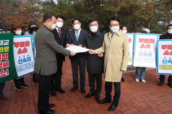 이한규 경기도 행정2부지사(왼쪽 두 번째부터), 이재준 고양시장, 정하영 김포시장, 최종환 파주시장이 17일 경기도 김포시 걸포동 일산대교 요금소에서 통행요금 무료화 촉구 서한을 전달하고 있다. /사진=연합뉴스