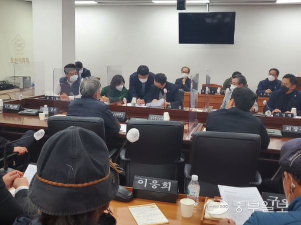 지난 17일 열린 오산시의회에서 열린 오산시의회와 운암뜰 비상대책위원회 관계자들이 간담회를 하고 있다. 간담회에서 김용성 운암뜰비상대책위원장은 "300억 대 코인 사기 혐의로 검찰 수사를 받는 업체가 운암뜰 AI스마트 시티 개발 자문을 맡고 있다. 여러 의혹과 지적들을 해소하고 오산시의회가 적극적으로 관심을 가져야 한다"고 강조했다. 이상문 기자