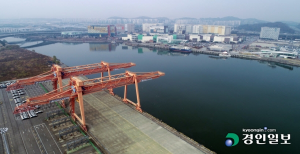 경인아라뱃길 정식개통 10년, 수도권 물류의 핵심역할을 하는 인공수로를 꿈꾸며 탄생했지만 시작부터 그 기능을 상실한 채 이어져 와 지금은 인근 지역 주민들의 심심한 산책길로만 이용되고 있다. 사진은 물동량이 거의 없어 기능대로 운영되지 못하고 있는 김포 아라뱃길 컨테이너터미널. 2021.11.21 /김금보기자
