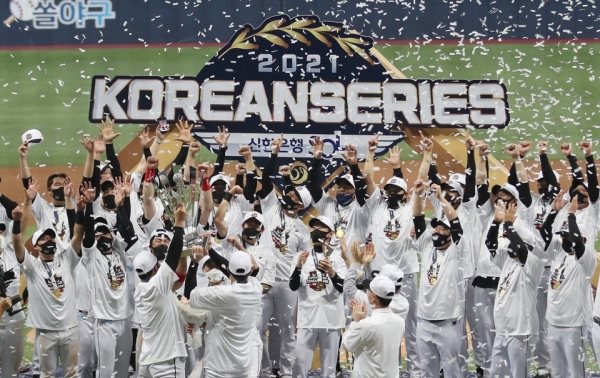 18일 서울 구로구 고척스카이돔에서 열린 2021신한은행 SOL KBO 포스트시즌 한국시리즈 4차전 kt 대 두산 경기 8-4 승리로 창단 첫 통합우승을 달성한 kt 선수들이 환호하고 있다. /사진=연합뉴스