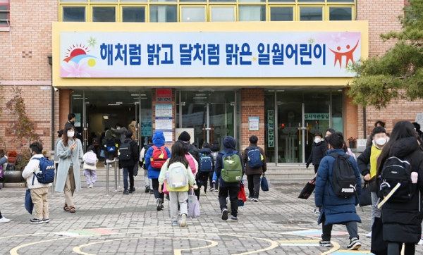 ▲ 22일 코로나19 확산 2년여 만에 등교하는 일월초등학교 학생들 (사진=조병석 기자)
