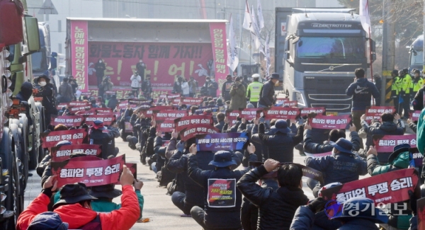 전국에서 화물연대 총파업이 시작된 25일 오후 의왕시 내륙컨테이너기지(ICD) 입구에서 화물연대 서울경기지부 노조원들이 구호를 외치고 있다. 화물연대는 안전 운임 일몰제 폐지 등을 요구하며 이날부터 27일까지 사흘간 총파업에 돌입했다. 윤원규기자