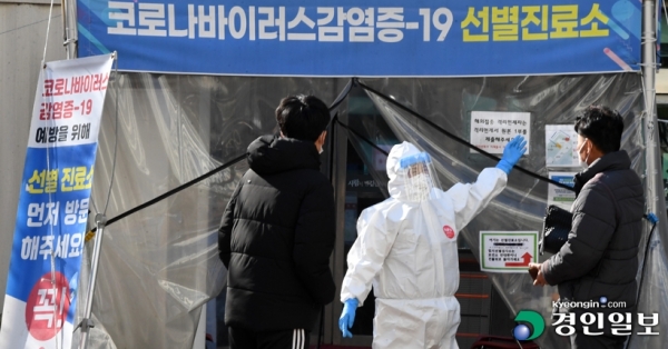 1일 오전 수원시 장안구보건소 코로나19 선별진료소에서 시민들이 검사를 받기 위해 의료진에게 문의하고 있다.2021.12.01./임열수기자
