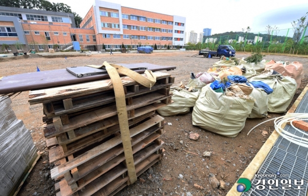 공사가 지연돼 폐기물과 자재들이 쌓여있는 도내 한 학교 모습. 기사의 특정 사실과 관계 없음. /경인일보DB