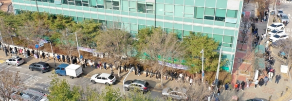 신종 코로나바이러스 감염증(코로나19)의 변이 바이러스인 '오미크론' 확진자가 인천에 이어 안산에서도 나오면서 지역사회 확산이 우려되고 있다. 6일 오전 안산시 상록구보건소에 마련된 선별검사소에서 시민들이 검사를 받깅 위해 길게 줄지어 기다리고 있다.