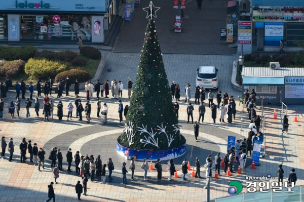 8일 오후 성남시 야탑역 광장에 마련된 코로나 19 선별진료소에서 시민들이 검사를 받기 줄을 서 있다. 이날 코로나 19 신규 확진자는 7,175명으로 팬데믹 이후 최다 확진자수를 기록했다. 2021.12.8 /김도우기자