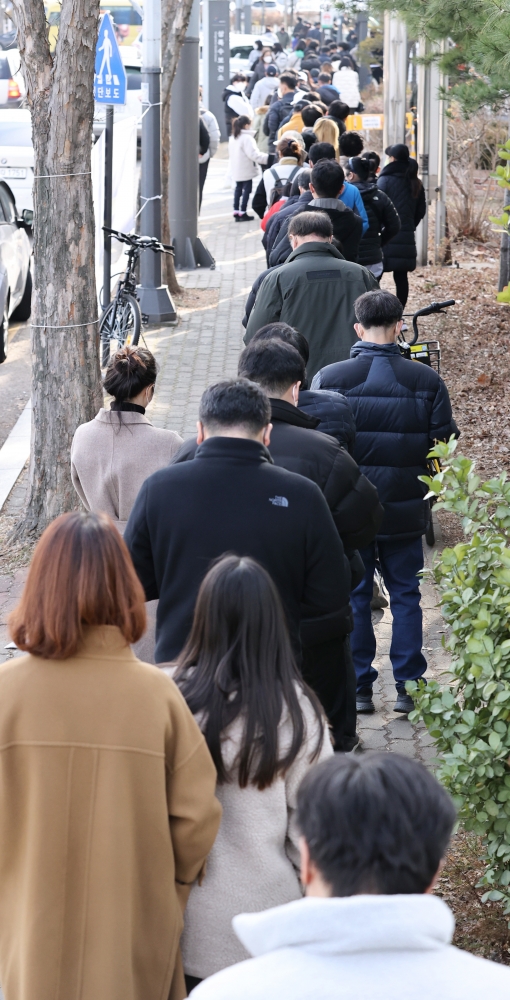 ▲ 국내 신종 코로나바이러스 감염증(코로나19) 신규 확진자 수가 연일 최고치를 경신하면서 도내 선별검사소가 포화 상태다. 8일 오후 도내 한 코로나19 선별검사소에서 시민들이 검사를 받기 위해 기다리고 있다. /김철빈 기자