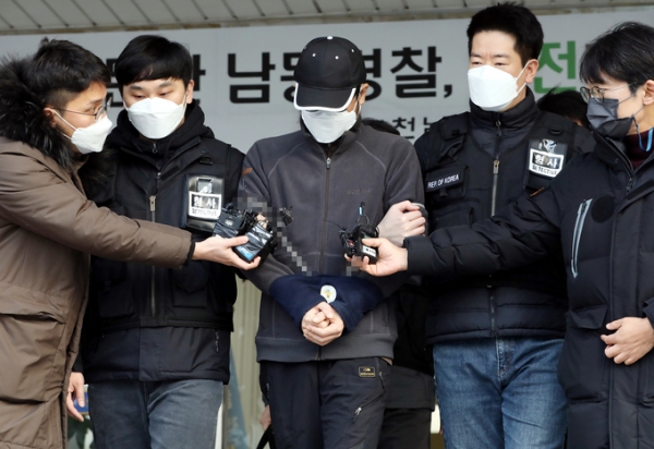 ▲ 층간소음으로 갈등을 빚은 이웃 일가족 3명을 흉기로 다치게 한 혐의를 받는 40대 A씨가 지난달 24일 오전 인천시 남동구 남동경찰서에서 나와 검찰로 송치되고 있다. (사진=연합뉴스 제공)