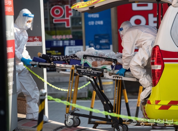코로나19 중증환자 수가 급증하면서 방역체계가 위기를 맞고있는 가운데 14일 오후 경기도의 한 코로나19 거점전담 병원에서 의료진이 분주히 환자를 이송하고 있다.김근수기자(해당 기사와 관련 없음)