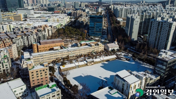 경기도 내 신도심과 구도심의 인구 격차가 벌어져 신도심의 과대 학교, 구도심의 학교쇠퇴라는 학교 양극화 문제 발생할 경우 교육 차원뿐 아니라 사회 문제로 비화할 가능성이 있어 해결책이 필요하다는 주장이다. 사진은 수원시 구도심에 위치한 영동중학교. 2021.12.19 /김도우기자