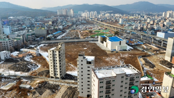 의정부 주한미군 반환 공여지 캠프 '라과디아' 주상복합 개발사업이 지난 2007년 미군으로부터 반환된 후 국방부의 토양 정화 작업까지 마쳤음에도 오염이 추가로 발견돼 개발 일정 연기가 불가피한 상황이다. 사진은 개발사업 중 토지오염이 추가로 발견된 주한미군 반환 공여지 캠프 '라과디아'. 2021.12.20 /김도우기자