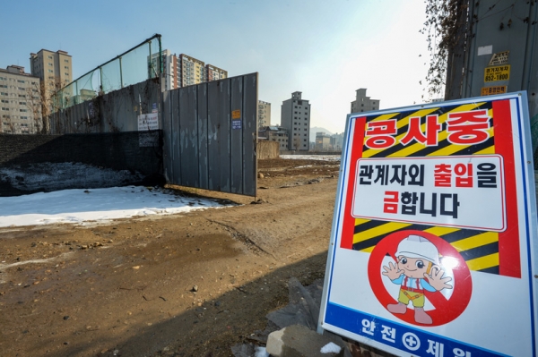 의정부 주한미군 반환 공여지 캠프 '라과디아' 주상복합 개발사업이 2007년 미군으로부터 반환된 후 국방부의 토양 정화 작업까지 마쳤음에도 오염이 추가로 발견 돼 개발 일정 연기가 불가피한 상황이다. 사진은 지난 개발사업 중 토지오염이 추가로 발견된 주한미군 반환 공여지 캠프 '라과디아'. 2021.12.20 /김도우기자