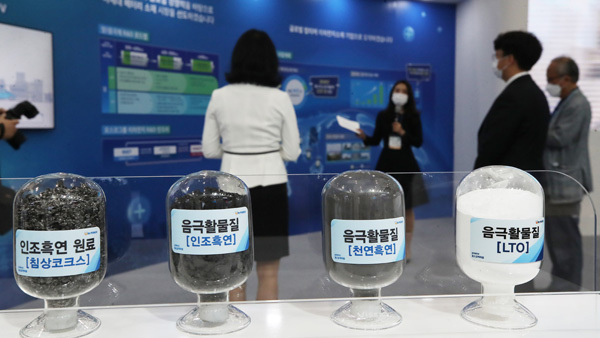 ▲ 지난 9일 서울 강남 코엑스에서 열린 배터리 전문 전시회 ‘인터배터리 2021’ 행사 내 포스코케미칼 부스의 모습. (사진=연합뉴스)