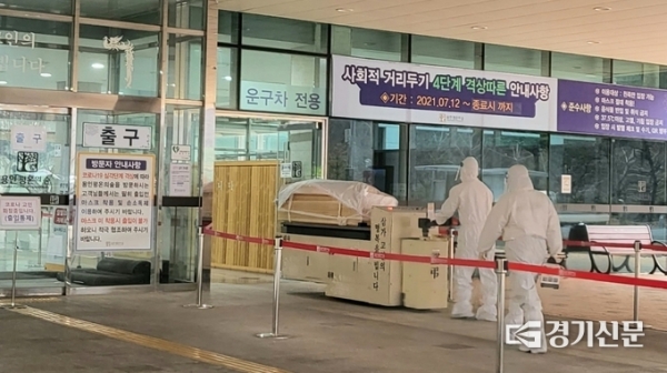 ▲ 용인 평온의숲 나래원에서 코로나19 사망자들의 화장이 진행됐다. 유족들은 코로나19 감염 위험으로 건물 내부까지 들어가지 못했다. (사진=김혜진 기자)