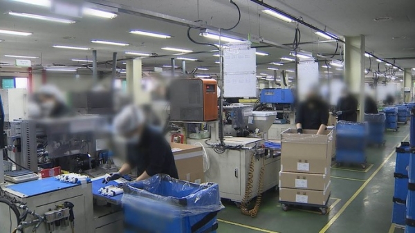 중소기업 현장에서 외국인 노동자들이 근무 중이다. 사진=연합뉴스TV