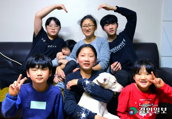 6남매의 엄마 정민경(45)씨와 자녀들이 거실에 모여 카메라 앞에 섰다. 개구쟁이 막내는 쉼 없이 장난을 치고 의젓한 형 누나들은 동생들을 다그친다. '아이가 있어 행복한 우리 집', 육아가 아무리 어렵다 한들 6남매를 책임져온 민경씨는 후회가 없다. 육아의 책임은 나라에 있지 않다. 아이를 향한 책임과 행복은 부모와 구성원에 있다. 나라는 육아를 책임지는 부모와 구성원의 행복을 돕기 위한 장기적이고 견고한 시스템을 마련해야 한다. /기획취재팀