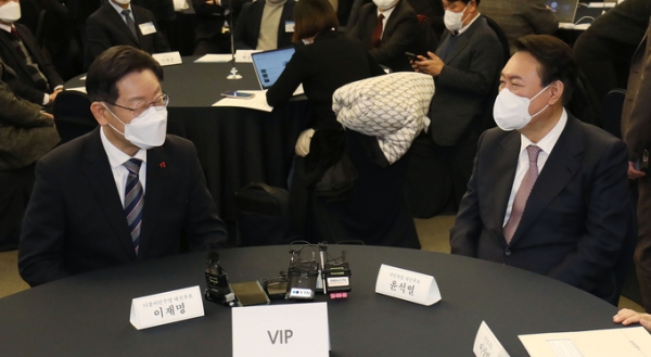 대화하는 더불어민주당 이재명 대선 후보와 국민의힘 윤석열 대선 후보 /사진=연합뉴스 제공/자료사진