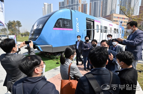 지난해 10월 화성시 동탄여울공원에서 열린 수도권광역급행철도(GTX) A노선 철도차량 목업 전시회에서 관계자들이 열차를 살펴보고 있다. 노민규기자