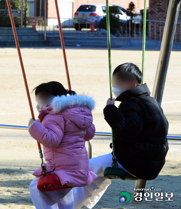 아동결식과 영향 불균형, 소아비만 등의 문제는 소득수준이 아닌 맞벌이 등으로 인한 돌봄 공백에서 생긴다는 지적이다. 4일 오전 아동주거빈곤지역 중 하나로 꼽히는 시흥시 정왕동 한 놀이터에서 어린이들이 시간을 보내고 있다. 2022.1.4 /김금보기자