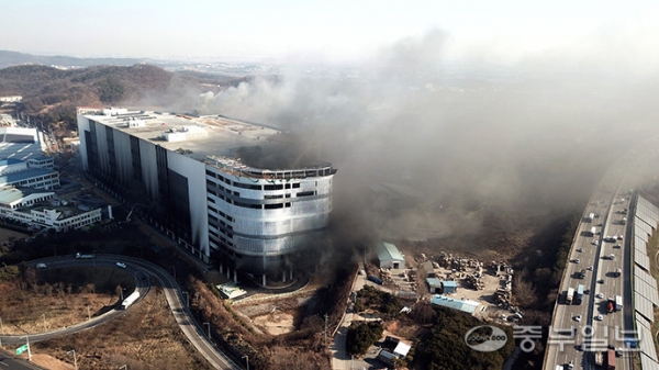 6일 오전 평택시의 냉동물류 신축 공사현장에 화재가 발생해 검은 연기를 내뿜고 있다. 전날 시작된 해당 물류센터 화재는 소방장비 58대와 인력 189명이 현장에 투입해 진화 작업을 벌였으나 화재진압 과정에서 소방관 3명이 숨지고, 2명이 다쳤다. 노민규기자)