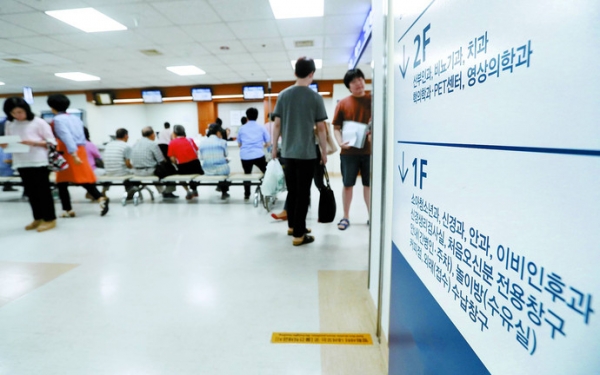 환자들로 병원 접수 창구가 붐비고 있다. 사진=연합뉴스(해당 기사와 관련 없음)