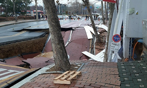 ▲ 지난 2019년 12월 고양시 일산동구 백석동 알미공원 사거리 신축공사 현장 인근에 지반침하가 발생했다. (사진=연합뉴스 제공)
