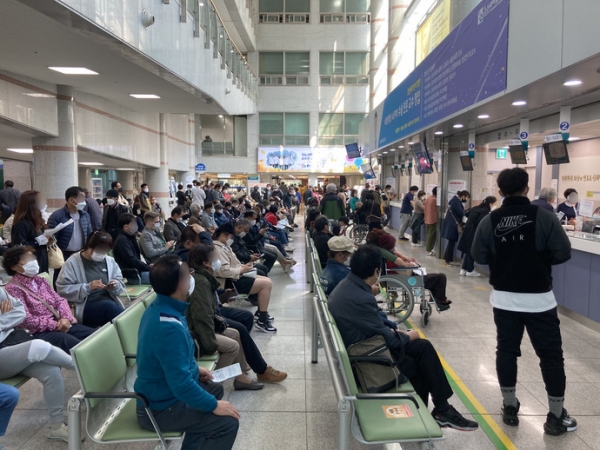 한 대학병원 원무과 수납창구에서 사람들이 접수를 기다리고 있다. 사진=연합뉴스
