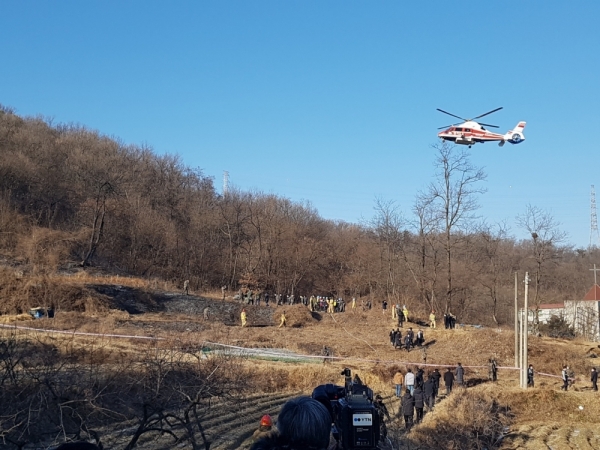 11일 오후 1시45분쯤 화성시 정남면 관항리의 한 야산에 공군 10전투비행단(수원) 소속 F-5E 전투기가 이륙해 상승 중 추락했다. 조종사인 A(30대) 대위는 추락지로부터 30~40m 떨어진 곳에서 숨진 채 발견됐다. 미처 탈출하지 못한 것으로 알려졌다. /김철빈 기자
