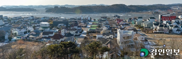 경기도 내 해양관광지이자 농어촌지역인 안산시 단원구 대부도가 행정구역 상 단원구라는 이유로 2020년 6월 정부가 투기과열지구로 지정돼 주택매매와 대출 등 규제로 인해 주민들의 불만의 목소리가 커지고 있다. 특히 코로나19 사태로 큰 피해를 보고 있는 대부도의 민박·펜션 업계는 투기과열지구로 지정돼 이중고를 겪고 있다. 사진은 안산시 단원구 대부도 내 펜션단지. 2022.1.12 /김도우기자