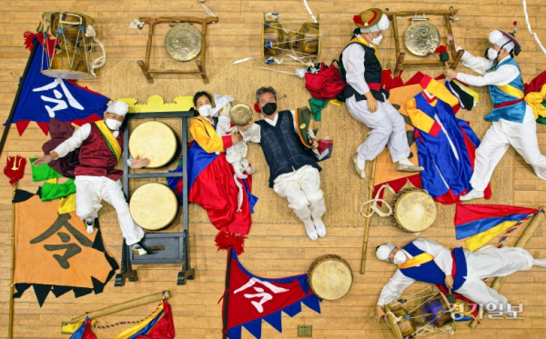 경기도 무형문화재 제20호 광명농악의 인간문화재 임웅수 선생이 제자들과 함께 포즈를 취하고 있다. /조주현 기자