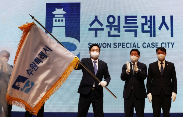 13일 오전 경기도 수원시청에서 열린 '수원특례시 출범식'에서 염태영 수원시장이 깃발을 흔들고 있다. /사진=연합뉴스