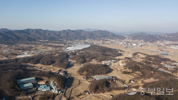 122조 원 규모 용인 SK하이닉스 반도체 클러스터가 토지 보상 등 절차가 지연되며 올 상반기 착공이 어려울 것이라는 전망이 나온다. 사진은 반도체 클러스터가 들어설 용인시 처인구 원삼면 일원. 김근수기자