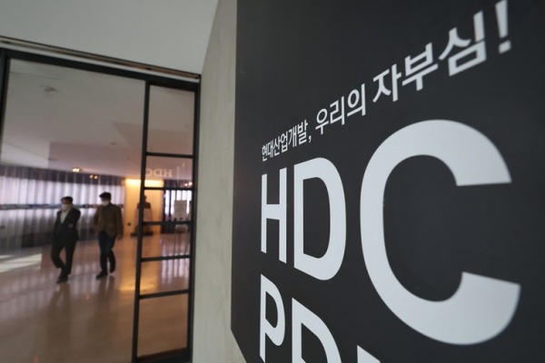 20일 국토교통부와 서울시에 따르면 서울시는 광주 학동 참사와 관련해 서구 화정아이파크 외벽 붕괴 사고가 발생한 바로 다음날인 지난 12일 HDC현대산업개발에 8개월의 영업정지 처분을 사전 통지하면서 이에 대한 의견 제출을 요청했다. 사진은 이날 서울 현대산업개발 본사 모습. 연합뉴스
