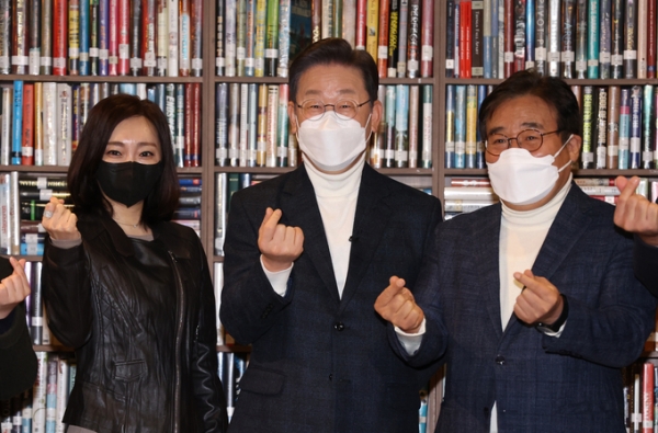 ▲ 더불어민주당 이재명 대선 후보가 20일 서울 종로구 인사동 코트에서 문화예술공약 발표를 마친 뒤 기념촬영을 하고 있다. (사진=연합뉴스 제공/자료사진)