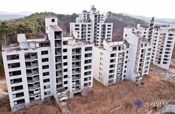 시공사의 부도로 12년째 공사가 중단된 용인시 처인구 고림동 한 아파트 단지가 흉물로 방치돼 있다./윤원규 기자