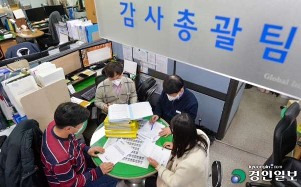 32년 만에 전면 개정된 지방자치법이 지난 13일부터 시행됐다. 주민 주도로 정책을 제안하고 생활 밀착형 행정서비스를 제공하는 '자치분권 2.0' 시대를 열겠다는 취지다. 지역 곳곳에선 허울뿐인 지방자치에서 벗어서 주민감사 청구 자격 완화 등 정책 참여가 강화되며 진정한 자치시대가 열릴 것이라 기대를 모으고 있다. /김도우 기자