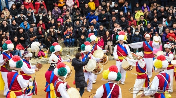 지난 2019년 설 명절을 맞아 용인 한국민속촌에 인파가 몰려 공연을 즐기고 있다. 사진=중부일보DB