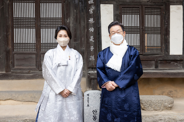 더불어민주당 이재명 대선 후보가 부인 김혜경 씨와 함께 설 명절인 1일 경북 안동시 안동 김씨 화수회를 방문, 기념촬영을 하고 있다. /사진 = 더불어민주당 선대위 제공