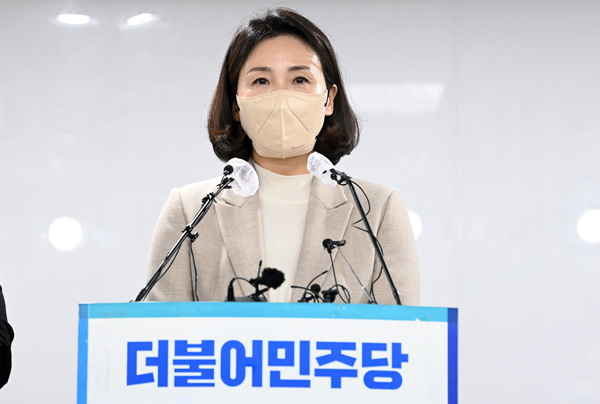 더불어민주당 이재명 대선 후보의 부인 김혜경 씨가 9일 오후 서울 여의도 당사에서 최근 불거진 '과잉 의전' 등 논란에 대해 사과 기자회견을 하고 있다. 사진=국회사진기자단