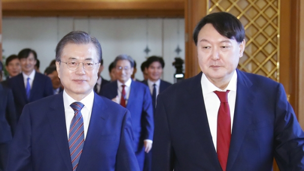 문재인 대통령(왼쪽)과 검찰총장이던 당시 윤석열 국민의힘 대선후보. 연합뉴스