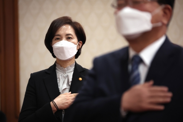 고심 끝에 지방선거 출마를 포기한 것으로 알려진 유은혜 사회부총리 겸 교육부 장관이 15일 정부서울청사에서 열린 국무회의에서 국기에 대한 경례를 하고 있다. 2022.2.15 /연합뉴스