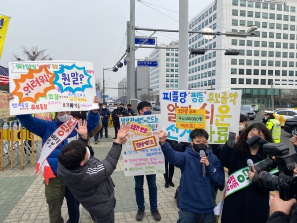 ▲ 대선 선거운동을 하루 앞둔 지난 14일 '장애인참정권 보장을 위한 대응팀'이 여의도 국회 앞에서 기자회견을 열었다.. (사진=장애인차별금지추진연대 제공)