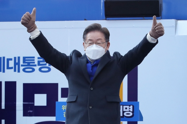 ▲ 더불어민주당 이재명 대선 후보가 17일 오후 서울 청계광장에서 열린 '다시 광화문에서' 광화문역 유세에 참석해 엄지척을 하고 있다. (사진=연합뉴스)