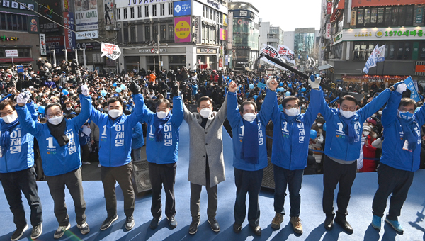 이재명 더불어민주당 대선 후보와 인천지역 국회의원, 당 관계자 등이 22일 인천시 남동구 구월동 로데오거리에서 열린 집중유세에서 만세를 하며 승리를 다짐했다. 이진우 기자