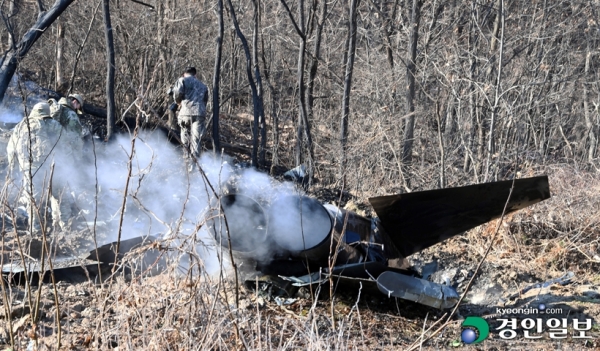 화성시 정남면 관항리의 한 야산에 공군 10전투비행단 소속 F-5E 전투기 1대가 추락해 기체에서 연기가 피어오르고 있다. 전투기는 민가에서 100m쯤 떨어진 야산에 추락해 민간인 피해는 발생하지 않았으나 조종사 1명이 순직했다. /임열수 기자