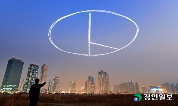 022년 임인년(壬寅年) 검은 호랑이의 해가 밝았다. 올해는 제20대 대통령 선거(3월9일)와 제8회 전국 동시지방선거(6월1일)가 있는 선거의 해다. 나라와 우리네 삶의 방향을 바꿔놓을 중요한 선거다. 나를 향해 다가오는 검은 호랑이를 든든한 벗으로 삼을 수 있을지는 우리의 소중한 한 표에 달려 있다. 그 어느 때보다 신중하고 날카로운 엄중한 한 표를 꼭 행사해야 한다. 사진은 송도국제도시 하늘에 드론을 이용해 기표 모양 궤적을 만들어 유권자의 선택을 표현했다. /조재현 기자