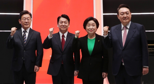 21일 오후 서울 마포구 MBC 미디어센터 공개홀에서 열린 중앙선거방송토론위원회 주관 제20대 대통령선거 후보 초청 1차 토론회에 앞서 대선 후보들이 기념촬영을 하고 있다. 왼쪽부터 더불어민주당 이재명 대선 후보, 국민의당 안철수 대선 후보, 정의당 심상정 대선 후보, 국민의힘 윤석열 대선 후보. 2022.2.21 /공동취재