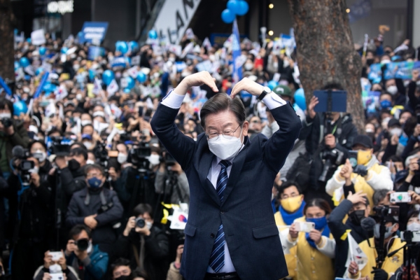 더불어민주당 이재명 대선후보가 1일 서울 명동에서 열린 '3·1정신으로 여는 대한민국 대전환!' 서울집중유세에서 지지자에게 손을 들어 인사하고 있다. /국회사진기자단
